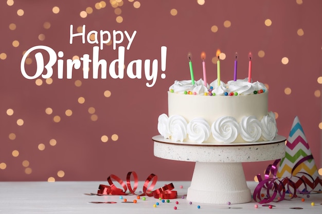 Joyeux anniversaire Délicieux gâteau et décor de fête sur une table en bois blanc