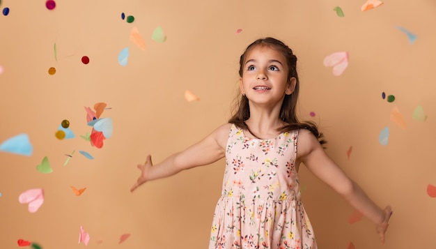 Joyeux anniversaire enfant fille avec des confettis sur fond beige