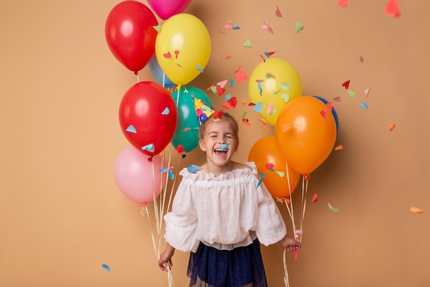 Joyeux anniversaire fille enfant avec des ballons sur fond beige