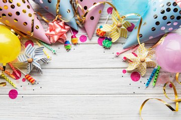 Joyeux Anniversaire Ou Fond De Fete Mise A Plat Avec Des Chapeaux D Anniversaire Des Confettis Et Des Rubans Sur Fond En Bois Blanc Vue De Dessus Copiez L Espace Photo Premium