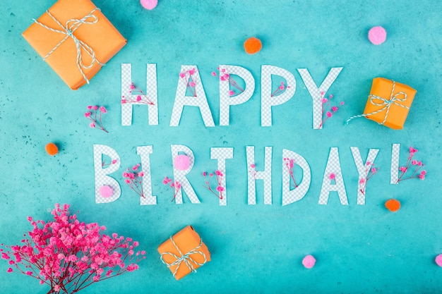 Joyeux anniversaire fond avec lettres orange cadeaux fleurs roses sur fond bleu turquoise haute q...