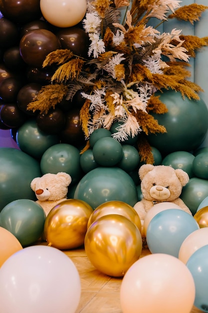Joyeux anniversaire en gros plan Décoration pour enfants de différentes couleurs de ballons et de berceau Zone photo décorée Éléments décoratifs festifs Zone photo