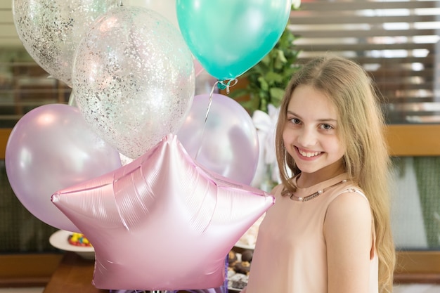 Joyeux anniversaire magnifique Bonne petite fille célébrant son anniversaire avec des ballons de fête Adorable petit