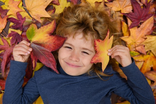 Joyeux automne bonheur d'automne drôle et enfant joyeux dans le parc d'automne