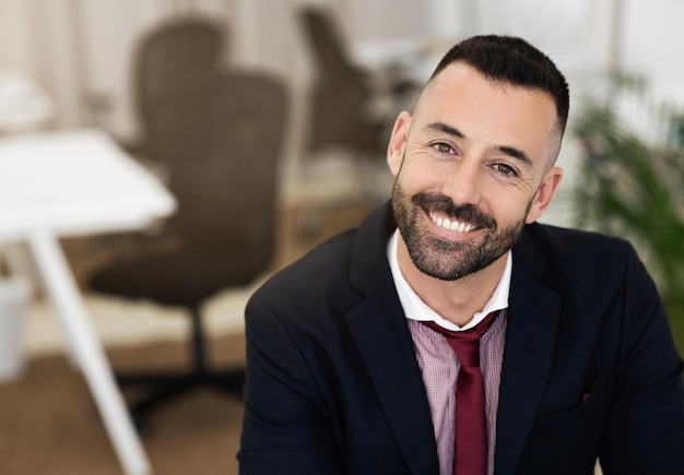 Joyeux beau homme d'affaires caucasien mûr avec une barbe en costume regardez la caméra