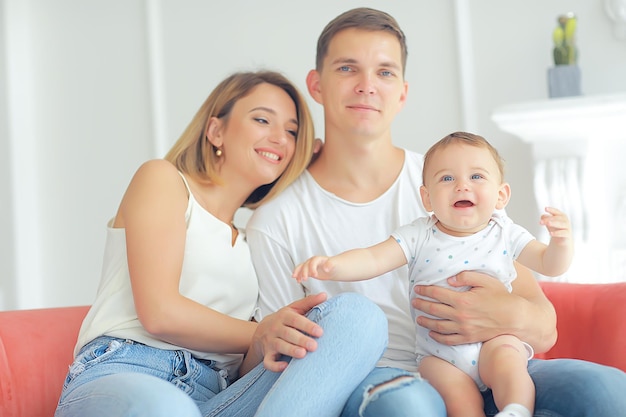 Joyeux bébé en bonne santé souriant / portrait d'un petit enfant, garçon petit fils santé joyeuse