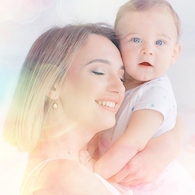 Joyeux bébé en bonne santé souriant / portrait d'un petit enfant, garçon petit fils santé joyeuse