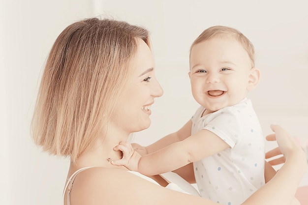 Joyeux bébé en bonne santé souriant / portrait d'un petit enfant, garçon petit fils santé joyeuse