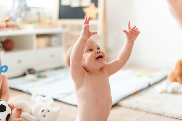 Joyeux bébé tendre la main à sa mère