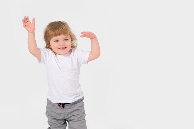 Joyeux bel enfant aux cheveux blonds sur fond blanc copie espace photo de haute qualité