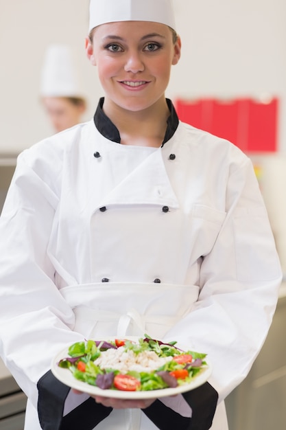 Joyeux chef montrant sa salade