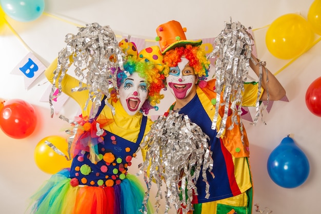 Photo joyeux clowns émotionnels à la fête avec discothèque en papier