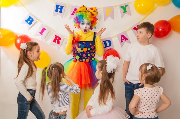 Joyeux clowns émotionnels en vacances avec des enfants