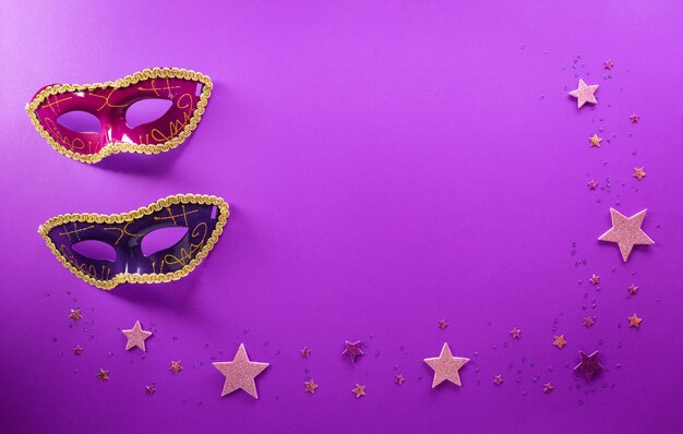 Joyeux concept de décoration de carnaval de Purim à base de masque et d'étoile scintillante sur fond violet. (Joyeux Pourim en hébreu, fête juive célébrée)