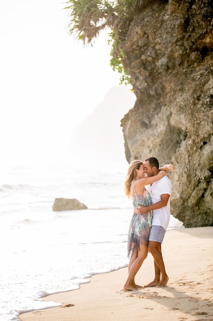 Joyeux couple amoureux embrassant et embrassant sur la plage