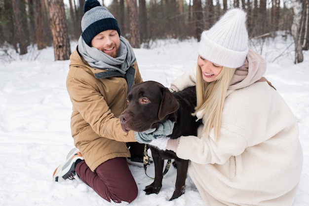 Joyeux couple avec chien