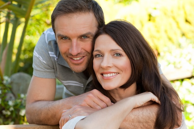 Joyeux couple étreindre dans le jardin