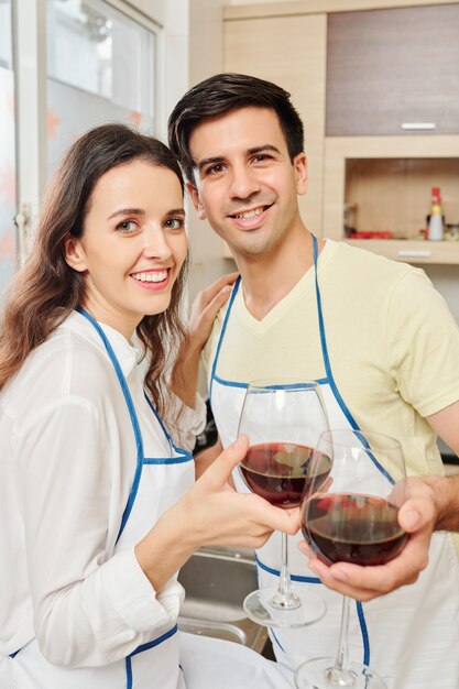 Joyeux couple grillage avec des verres à vin