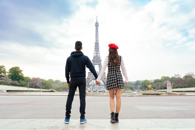 Joyeux couple heureux amoureux visitant le centre-ville de Paris et la Tour Eiffel