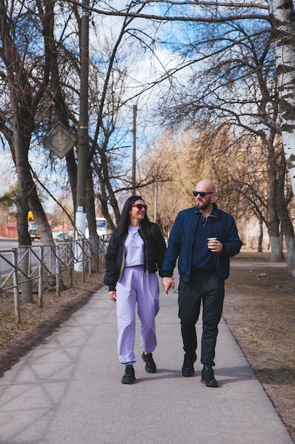 Joyeux couple passant du temps à l'extérieur