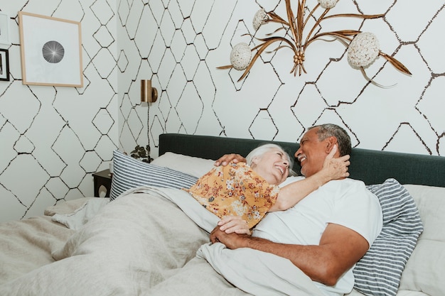 Joyeux couple de personnes âgées dans un lit