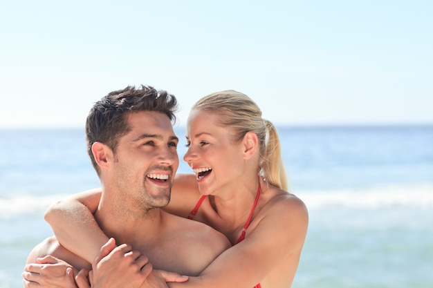 Joyeux couple à la plage