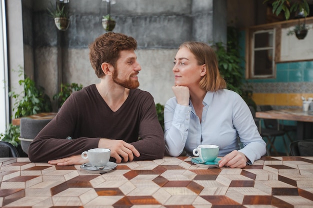 Photo joyeux couple prenant un café