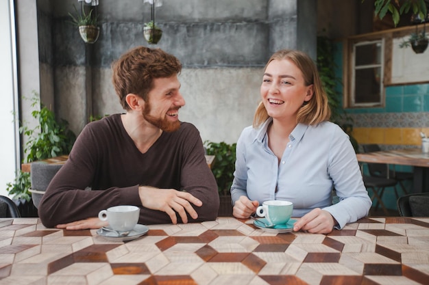 Photo joyeux couple prenant un café