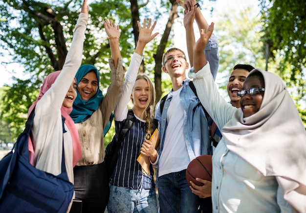 Joyeux divers adolescents