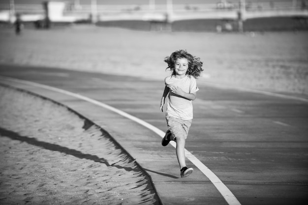 Joyeux enfant garçon courant à l'école. Les enfants courent la course.