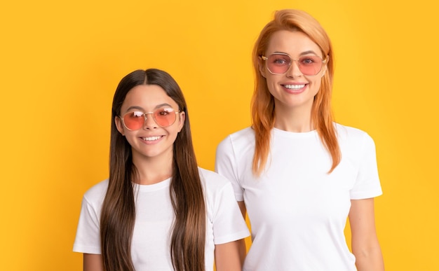 Joyeux enfant et maman mère et fille en lunettes de soleil beauté et mode