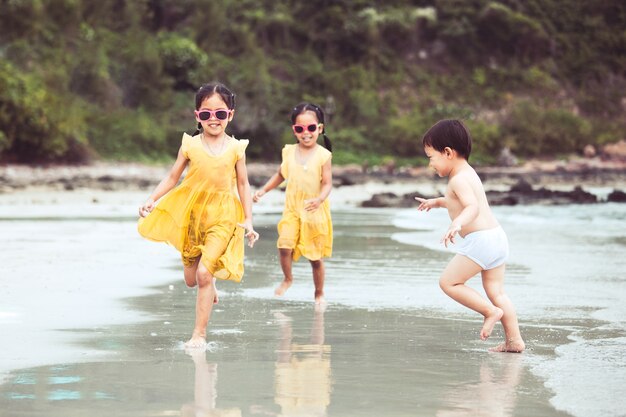 Joyeux enfants asiatiques s&#39;amuser à jouer et courir