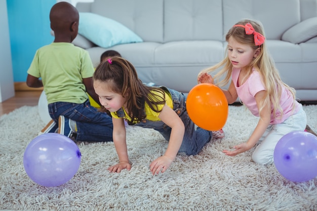 Joyeux enfants jouant avec des ballons