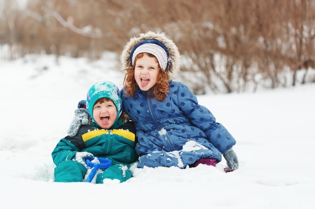 Joyeux enfants jouant dans le parc d&#39;hiver.