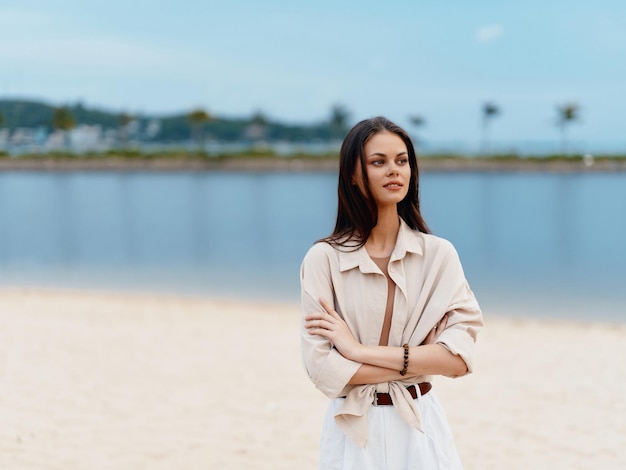 Joyeux été jeune femme caucasienne appréciant des vacances à la plage par le magnifique océan bleu