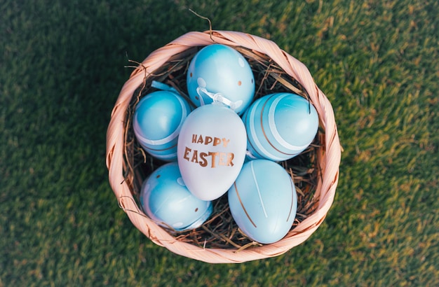 Joyeux fond de pâques avec des oeufs et lapin