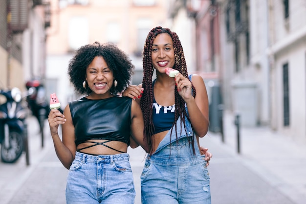 Joyeux groupe de copines bénéficiant d'une glace à la pastèque