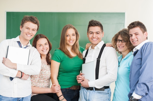 Joyeux groupe d&#39;étudiants