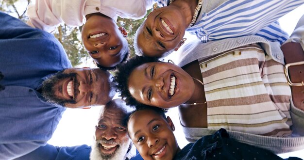 Photo joyeux groupe de famille et portrait en cercle dans la nature vacances d'été et souvenir ensemble avec l'amour noirs grands-parents ou parents avec des enfants pour le visage souriant ou jardin pour se détendre lien avec ci-dessous