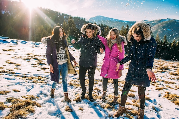 joyeux groupe de jeunes dans les montagnes