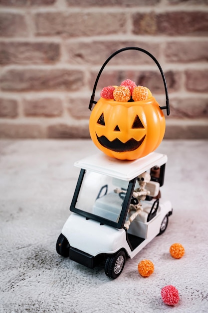 Joyeux Halloween avec des bonbons et de la citrouille pour la fête. des bonbons ou un sort à la saison d'automne.