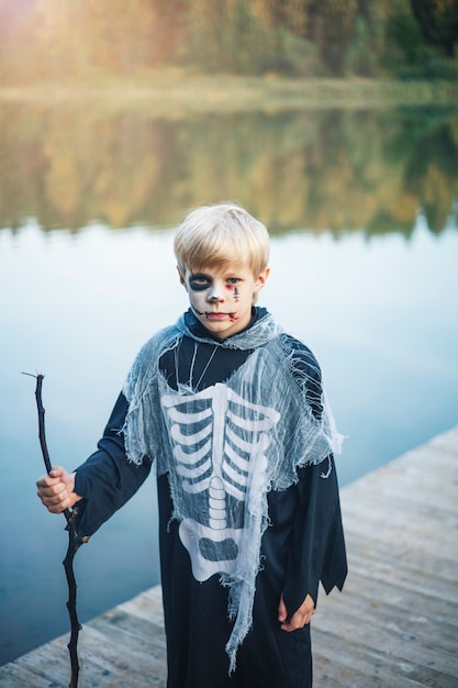 Joyeux Halloween. Enfant drôle en costumes de carnaval à l'intérieur.