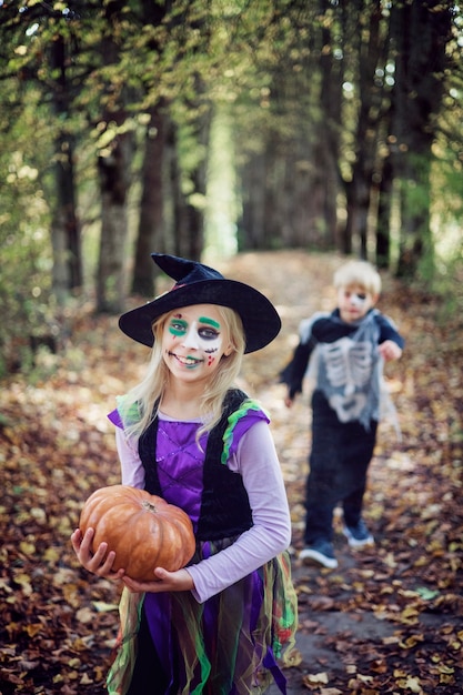 Joyeux Halloween. Le frère et la soeur drôles d'enfants s'amusent dans des costumes de carnaval à l'intérieur.