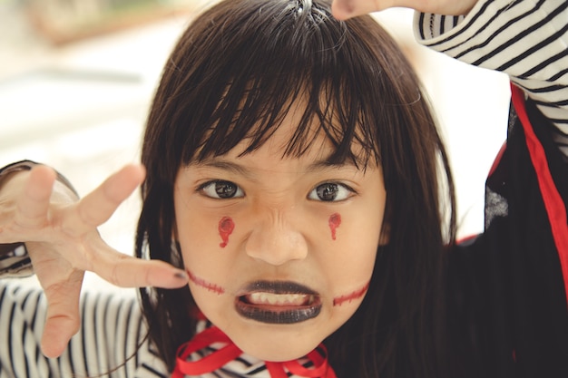 Joyeux Halloween! La petite fille mignonne en costume d'Halloween