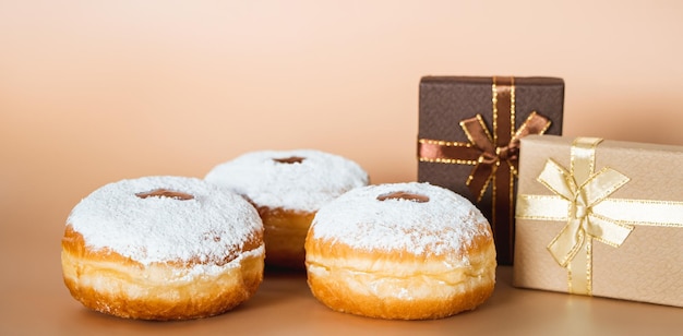 Joyeux Hanukkah dessert juif traditionnel Sufganiyot célébrant la fête du judaïsme Donuts avec de la confiture et du sucre en poudre