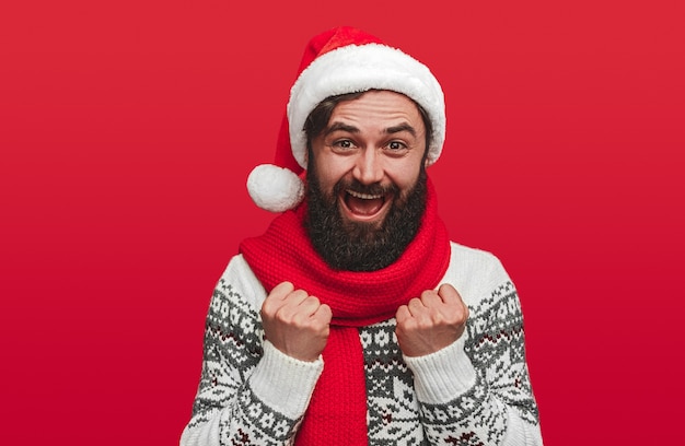 Joyeux hipster célébrant le succès le jour de Noël