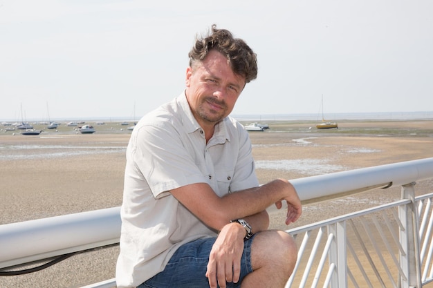 Joyeux homme des années 40 sur la plage de vacances