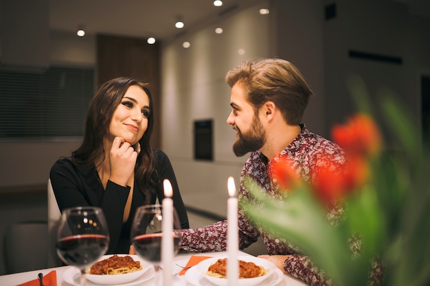 Joyeux homme et femme en appréciant le dîner