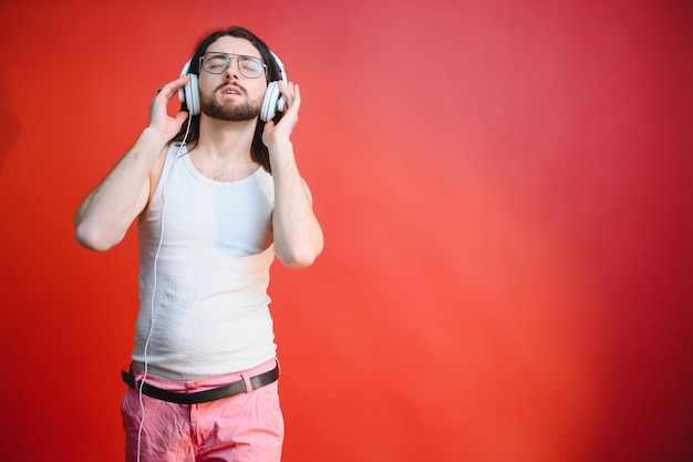 Joyeux homme gay écoutant de la musique