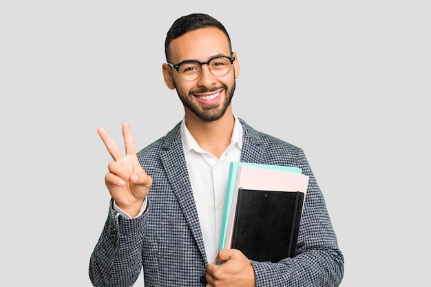 Joyeux et insouciant montrant un symbole de paix avec les doigts